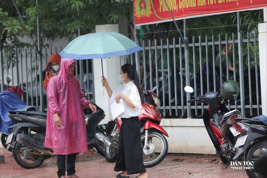 Nghỉ nương rẫy để cùng con đi thi