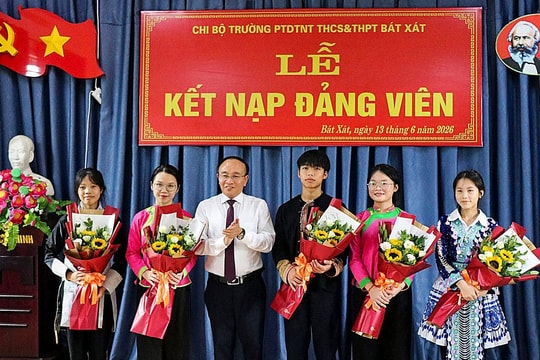 5 học sinh trường Dân tộc nội trú Bát Xát được kết nạp Đảng