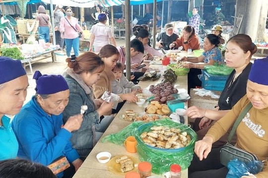 Đi chợ Phố Đoàn trải nghiệm văn hóa của đồng bào Thái, Mường