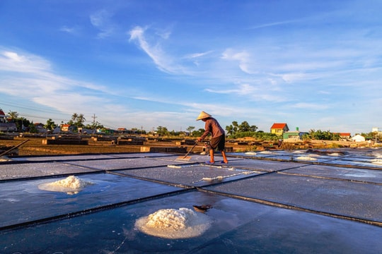 Làng muối Nghĩa Phú kể câu chuyện 5 đời giữ nghề