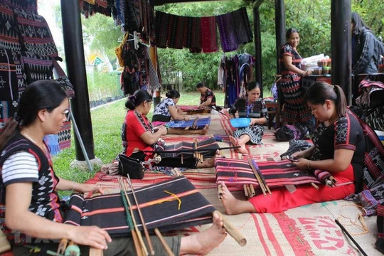 Giữ nghề dệt zèng bằng tư duy mới