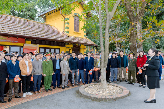Người có uy tín - Lửa sáng vùng cao