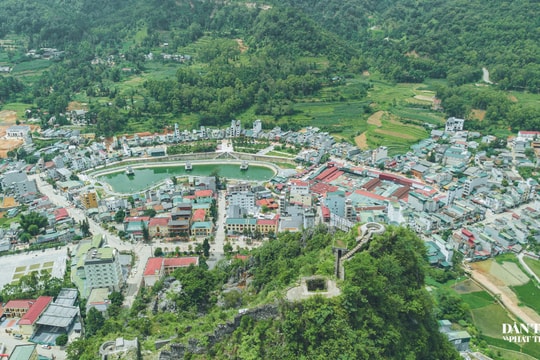 Ngắm thung lũng Đồng Văn từ đồn binh hơn 100 năm do người Pháp xây dựng