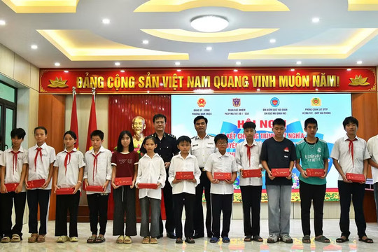 Cảnh sát biển tặng quà con em đồng bào tôn giáo tại Hải Phòng