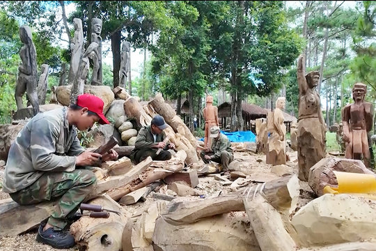 [Video] Người Mơ Nâm khắc họa đời sống, tình yêu lao động qua từng tượng gỗ