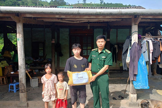 Ấm áp tình quân dân từ mô hình “Hũ gạo tình thương”