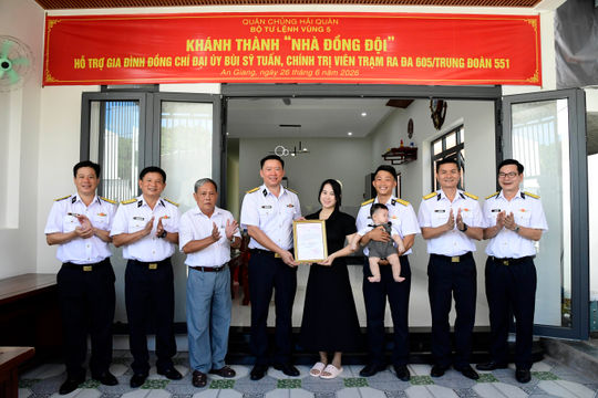 Vùng 5 Hải quân trao nhà đồng đội cho quân nhân khó khăn