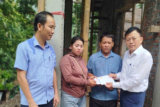 Thăm, động viên đồng bào DTTS gặp nạn tại Lai Châu