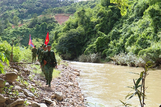 Học tiếng đồng bào, bám bản dựng "lá chắn" ma túy từ biên giới