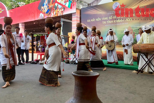 Người có uy tín là ‘cầu nối’ giữa ý Đảng lòng dân