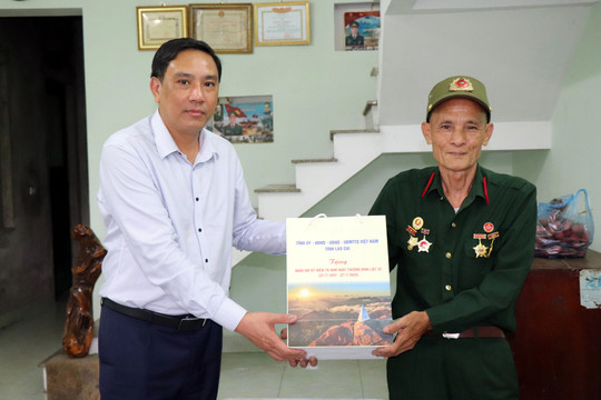Lào Cai thăm hỏi, tặng quà hơn 11 nghìn người có công, gia đình chính sách