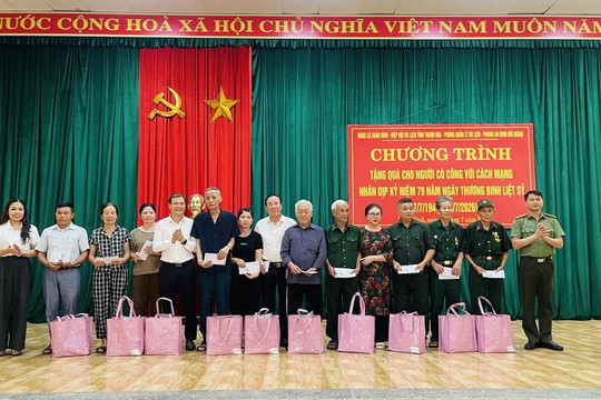 Trao quà tri ân gia đình chính sách ở xã miền núi dịp 27/7