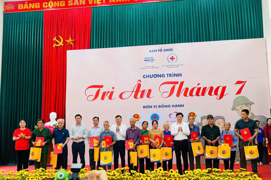 Bộ Dân tộc và Tôn giáo tri ân người có công, trao quà đồng bào DTTS nghèo tại Lạng Sơn