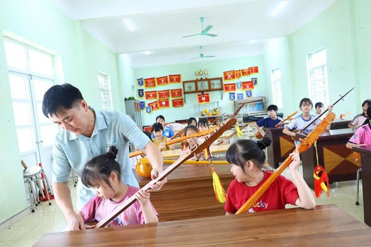 Đưa hát Then, đàn Tính vào lớp học hè ở vùng cao Quảng Ninh