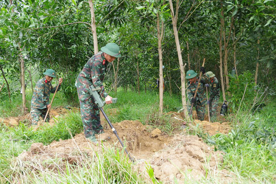 Khảo sát thông tin mộ liệt sĩ tại khu vực Câu Nhi