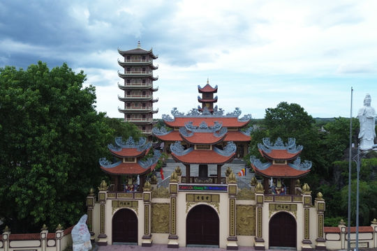 Chiêm bái chùa Cam Lộ, nơi có bảo tháp thờ Phật cao nhất Việt Nam