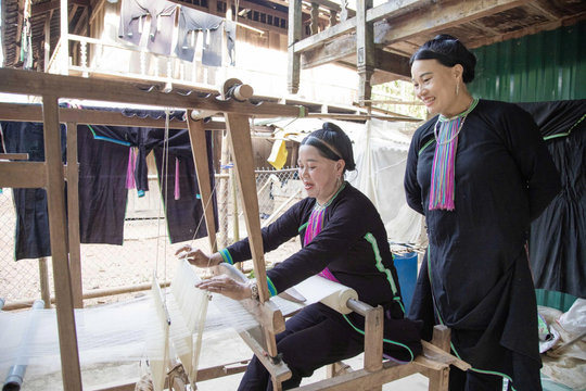 Hỗ trợ chủ thể văn hóa để gìn giữ, phát huy bản sắc các DTTS