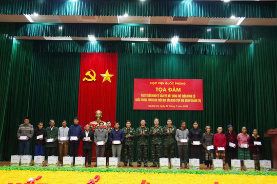 Tri ân, trao quà cho người có công ở vùng biên giới Quảng Trị