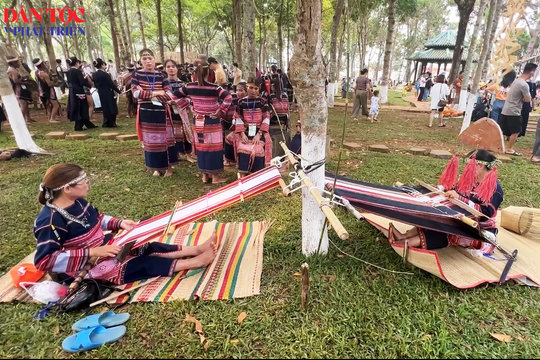 [Short video] Triết lý trong trang phục thổ cẩm Ba Na