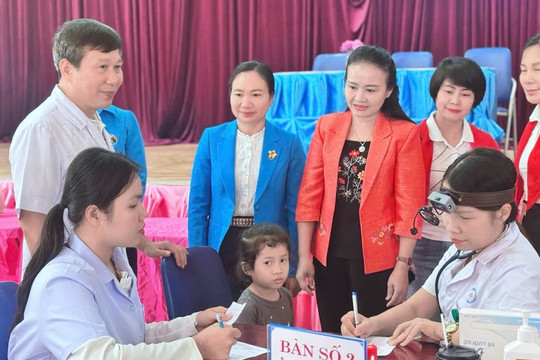 Thanh Hóa khám, cấp thuốc miễn phí cho 120 trẻ em tỉnh Hủa Phăn