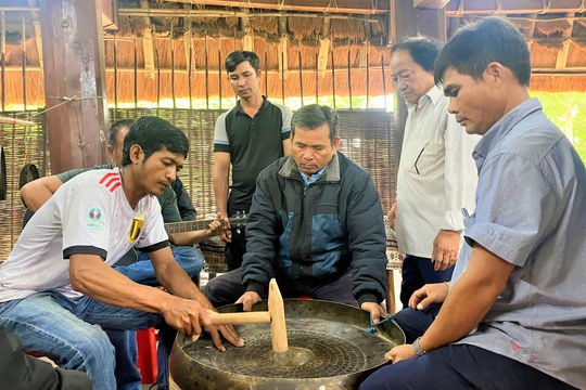 Những người "chữa bệnh" cho cồng chiêng