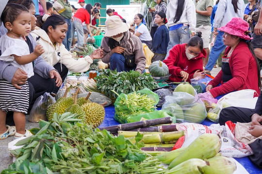 Rộn ràng phiên chợ vùng cao Tây Khánh Sơn