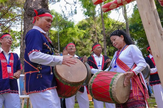 Khi trống đôi của người Chăm Hroi vang lên là làng sắp có hội