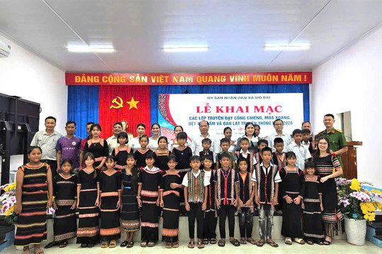 Truyền dạy cồng chiêng, múa xoang và nghề truyền thống cho thế hệ trẻ