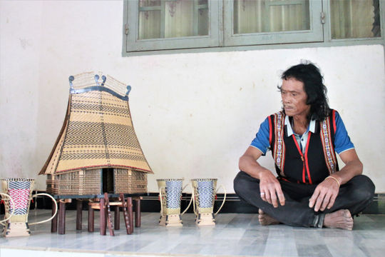 Nghệ nhân A Pơr sở hữu tuyệt kỹ làm “nhà rông thu nhỏ”