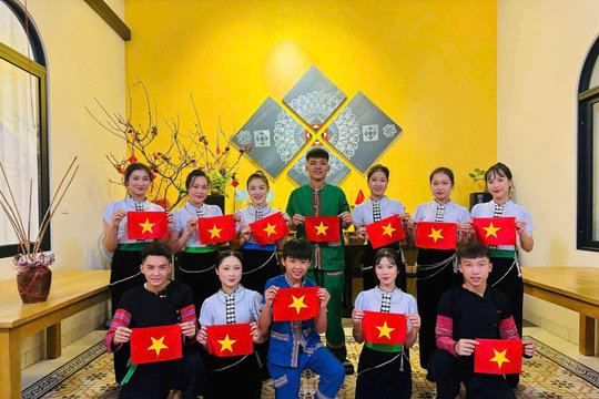 Nhịp trống nâng bước xòe Thái của cậu trò nhỏ ở Mai Hạ