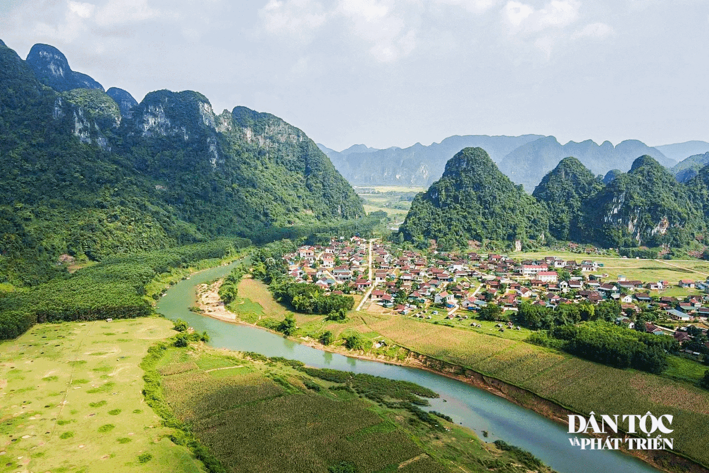 Trả lại tên Tân Hóa cho làng du lịch tốt nhất thế giới