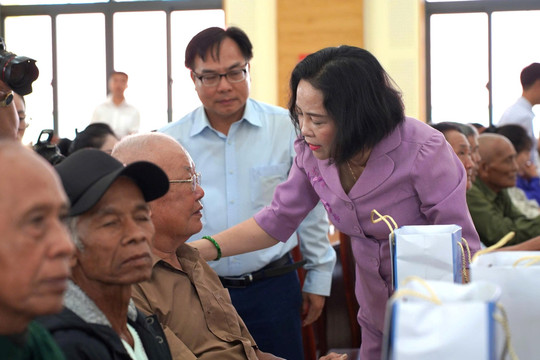 Phó Chủ tịch Quốc hội trao 500 phần quà tri ân người có công tại Đắk Lắk