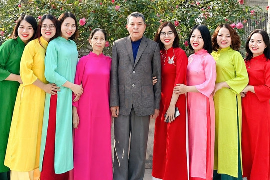 Từ căn lều giữa rừng, cha nghèo nuôi 7 con gái thành cử nhân