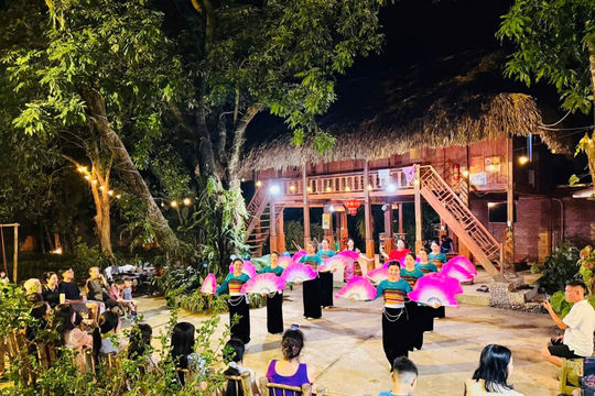 Vì sao nhà sàn người Thái có hai cầu thang
