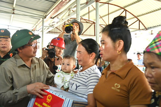 Phó Thủ tướng Hồ Quốc Dũng: Tập trung bảo đảm đời sống cho người dân vùng lũ Mường Than