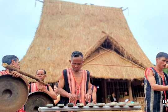"Giữ lấy văn hóa của dân tộc mình, đừng để mất"
