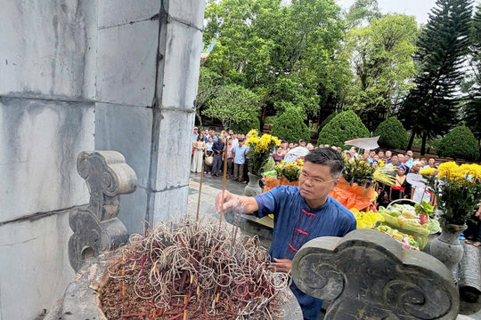 Đoàn đại biểu Người có uy tín Quảng Ninh tri ân các "địa chỉ đỏ"