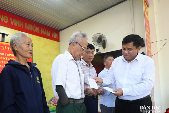 Bộ Dân tộc và Tôn giáo tặng quà tri ân người có công tại Quảng Trị
