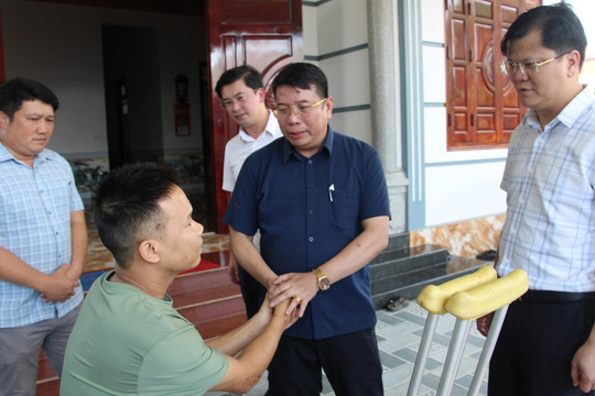 Bộ Dân tộc và Tôn giáo thăm hỏi người dân vùng lũ Mường Than