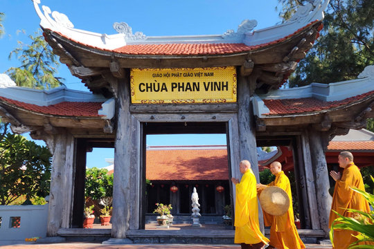 Những mái chùa nơi đầu sóng: Cột mốc tâm linh khẳng định chủ quyền