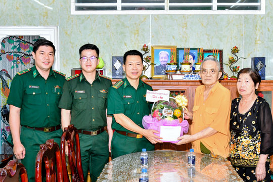 Tháng Bảy của những cuộc gặp gỡ đầy nghĩa tình ở biên giới biển Cần Thơ