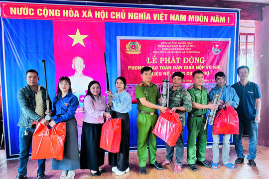 Đồng bào Xơ Đăng giao nộp súng tự chế, nhận quà nhu yếu phẩm
