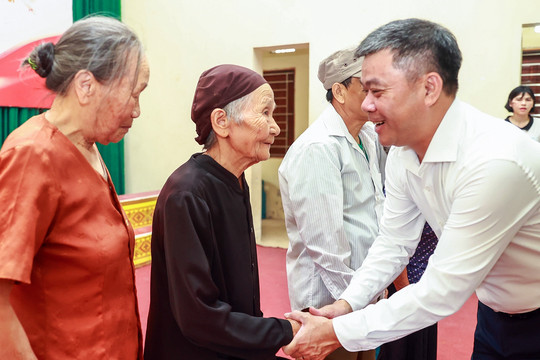 Báo VietNamNet trao gần 200 phần quà nhân Ngày Thương binh - Liệt sĩ ở Vị Xuyên