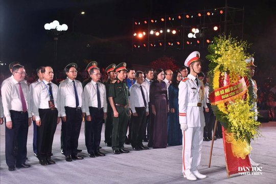 “Sao sáng dẫn đường”: Lay động chương trình tôn vinh và tri ân các Anh hùng liệt sĩ