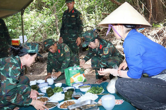 Nữ quân nhân mang cơm nóng vượt rừng tiếp sức đồng đội tìm kiếm liệt sĩ