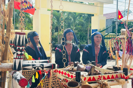 Người Ba Na gửi ước vọng bình yên vào lễ cầu mùa