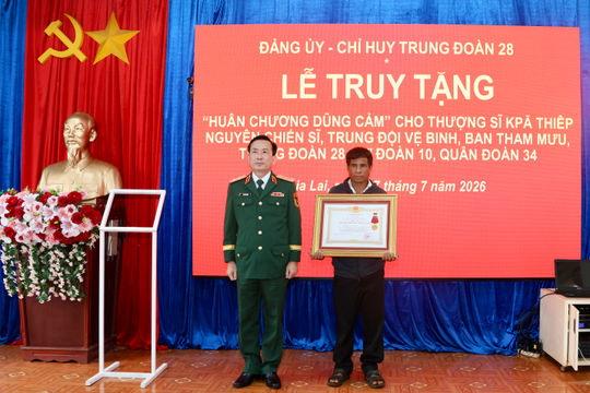 Trao quyết định truy tặng Huân chương Dũng cảm cho Thượng sĩ Kpă Thiêp