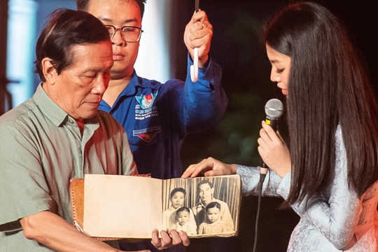 Cuốn Album kỷ vật và chiếc vỏ gối liệt sĩ Lê Thị Riêng tự tay thêu tên con trai