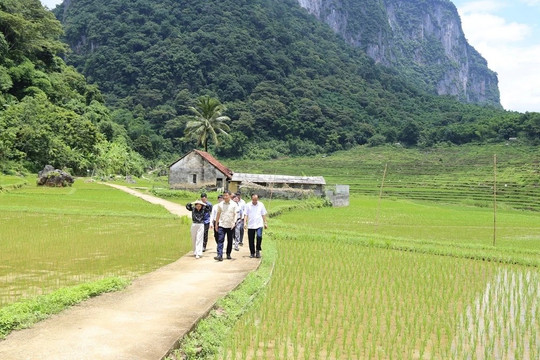 Hai bản làng cùng viết chuyện đổi thay nơi thượng nguồn sông Mã