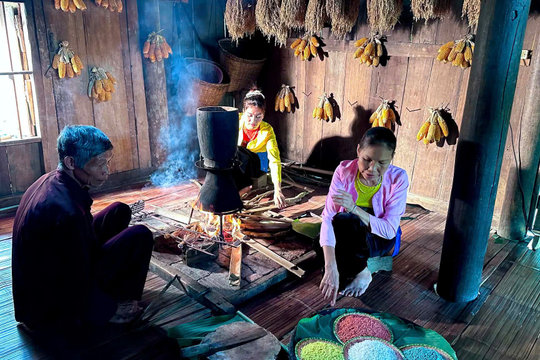 Bếp bốn bản giữ nếp nhà người Mường